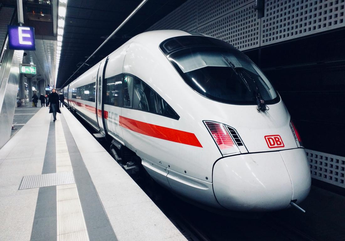 Rame de train à grande vitesse en gare