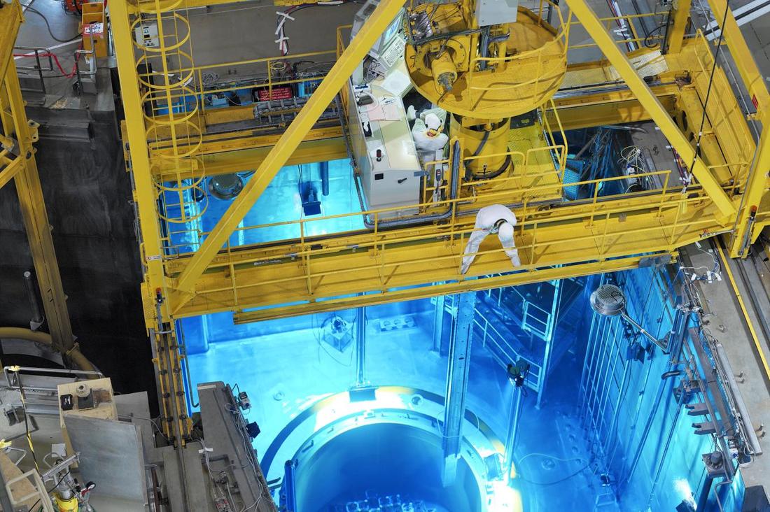 Piscine de réacteur nucléaire en cours d'intervention