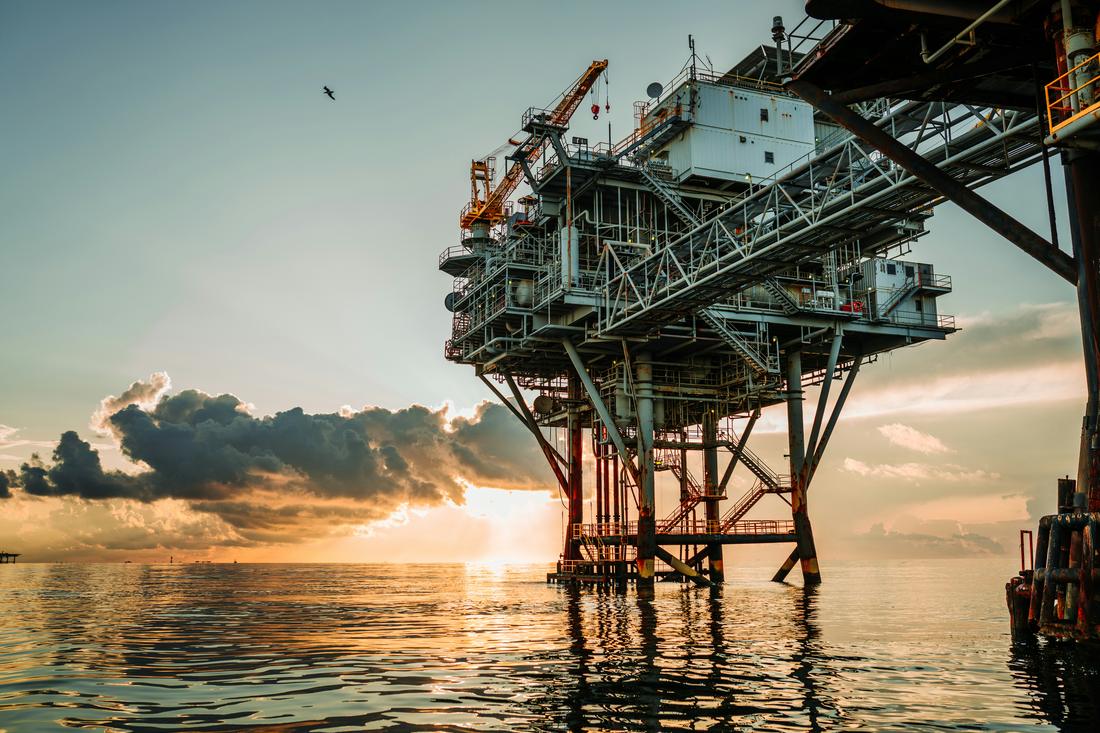 Plateforme pétrolière offshore au coucher du soleil